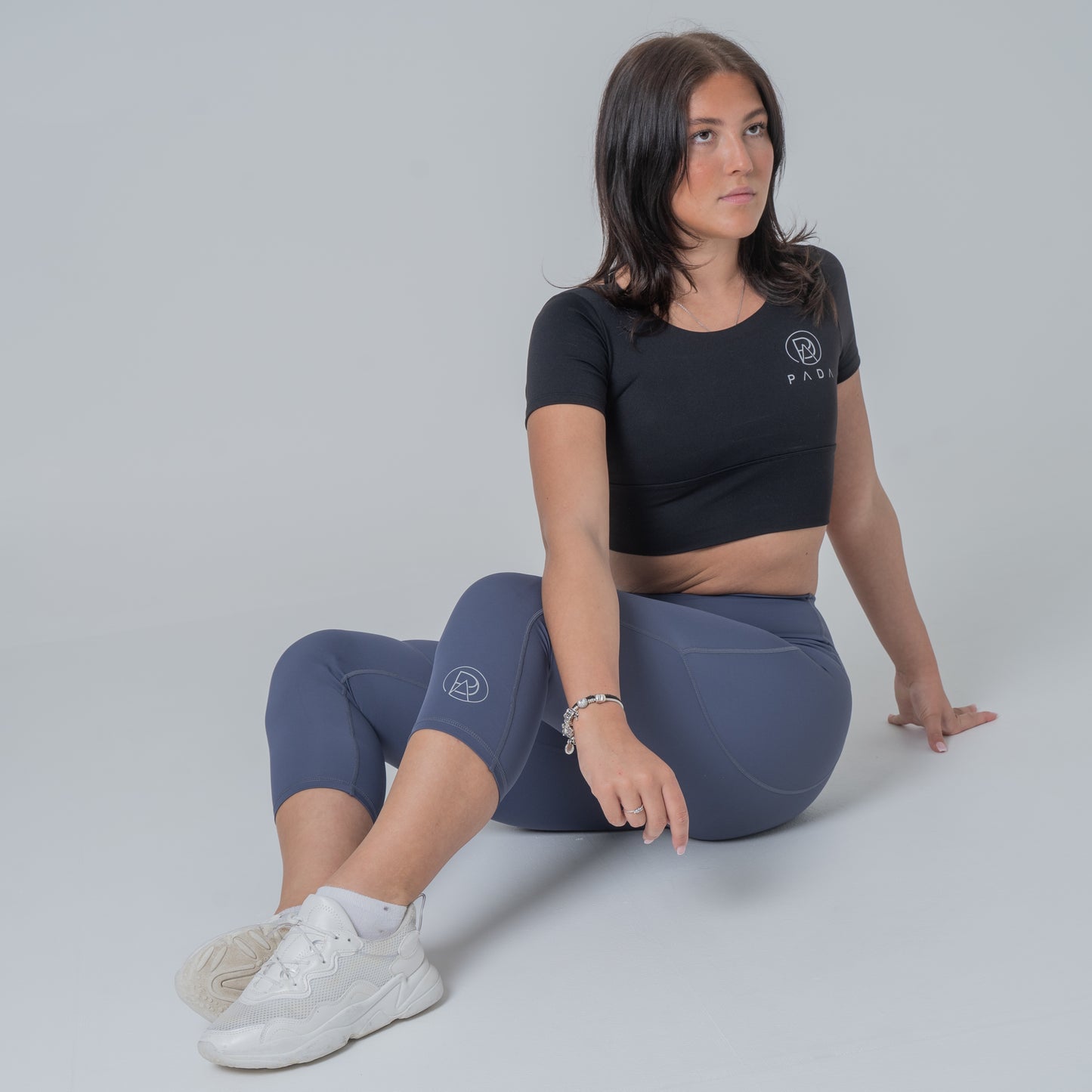 PADA Cropped Knee-Padded Leggings in Navy/Black Pada