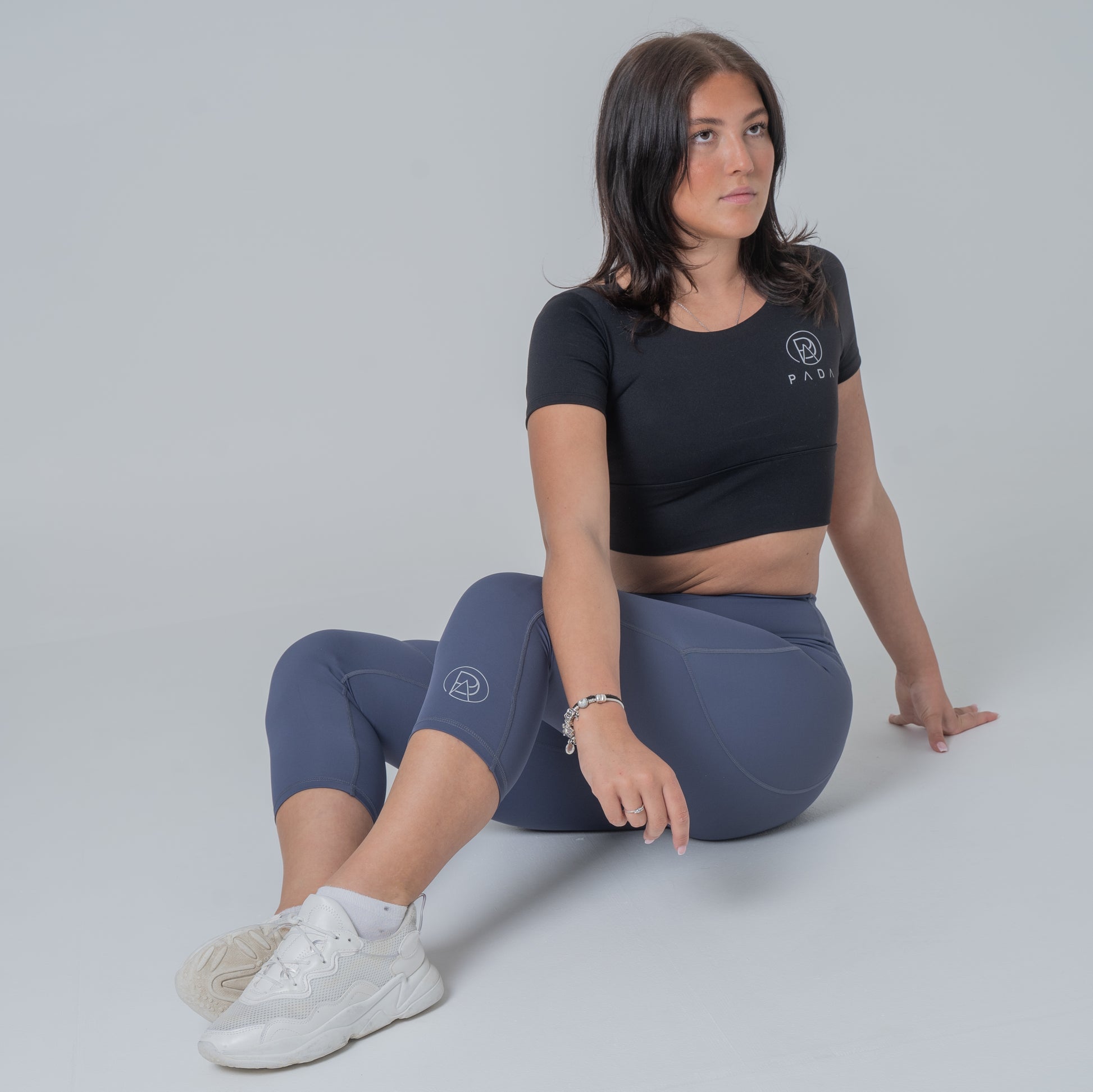 PADA Cropped Knee-Padded Leggings in Navy/Black Pada