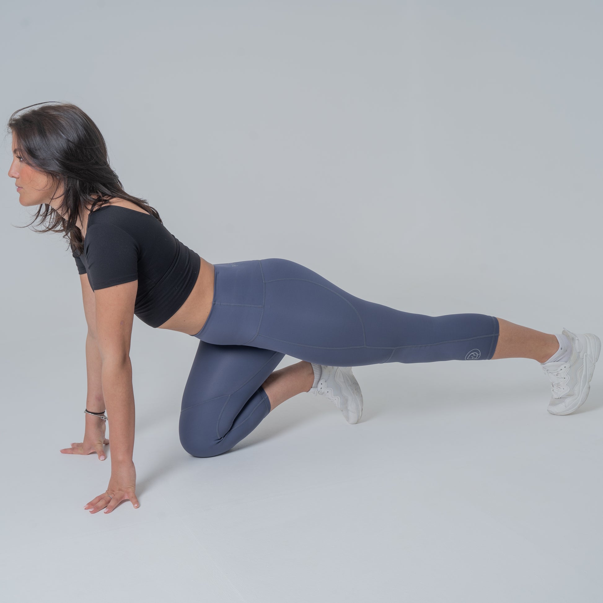 PADA Cropped Knee-Padded Leggings in Navy/Black Pada
