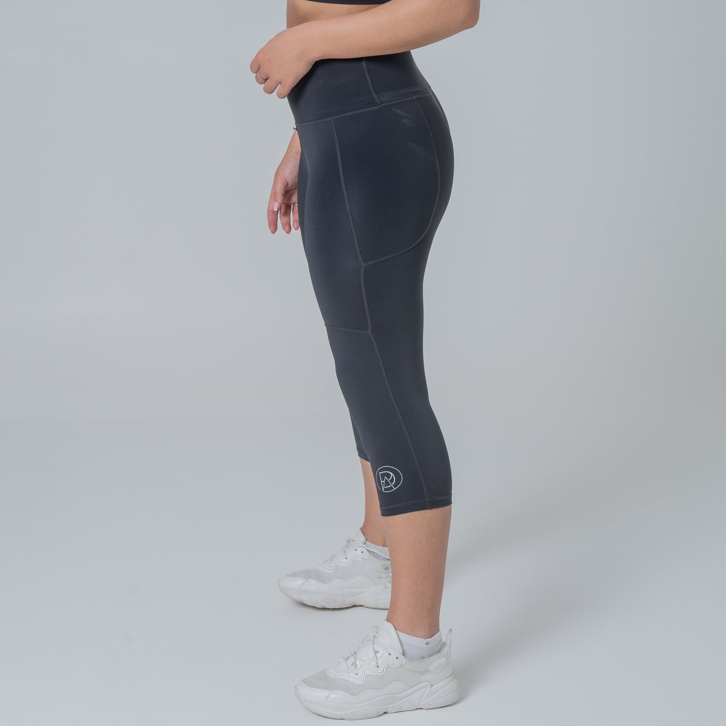 PADA Cropped Knee-Padded Leggings in Navy/Black Pada