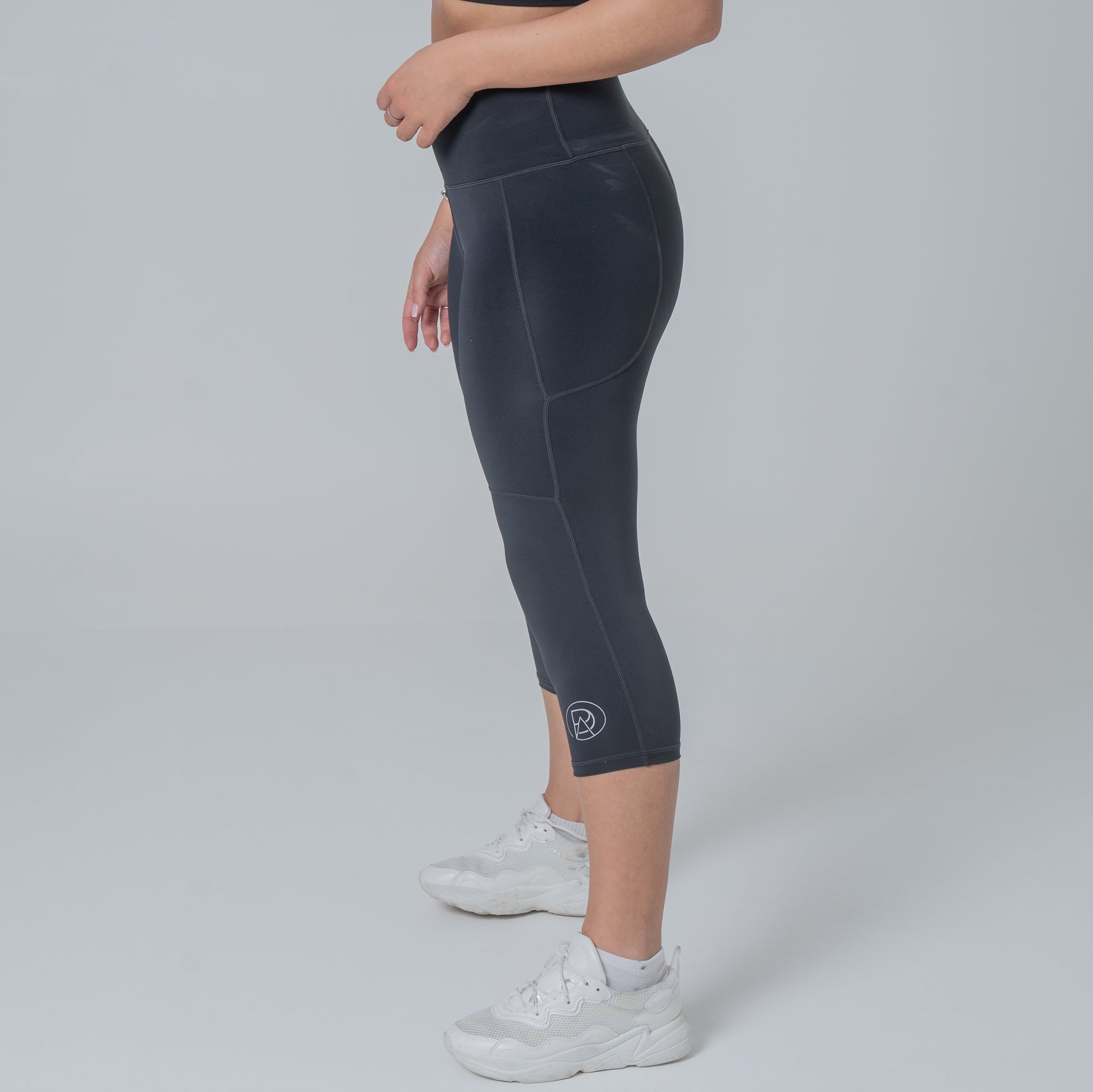 PADA Cropped Knee-Padded Leggings in Navy/Black Pada