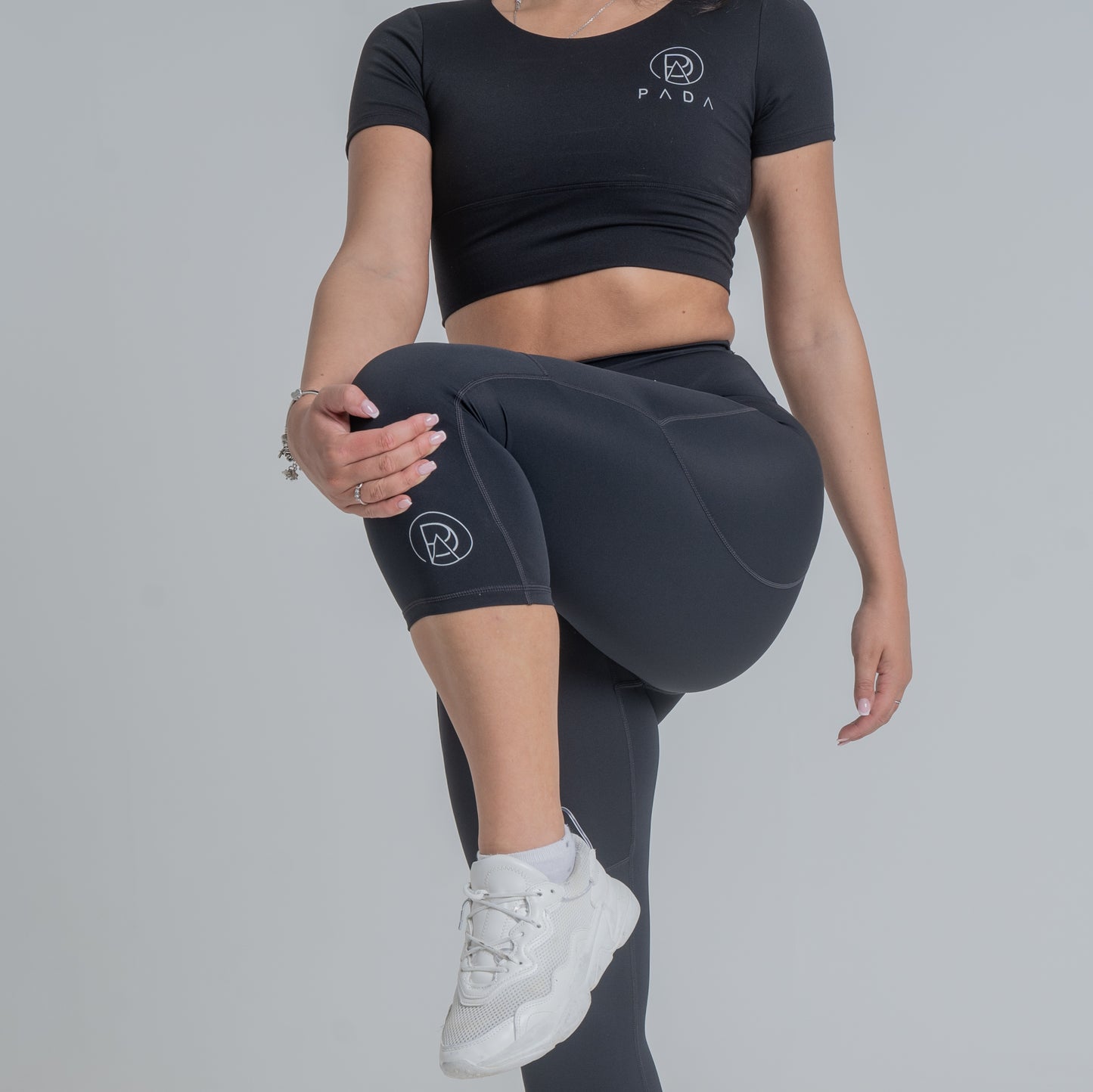 PADA Cropped Knee-Padded Leggings in Navy/Black Pada