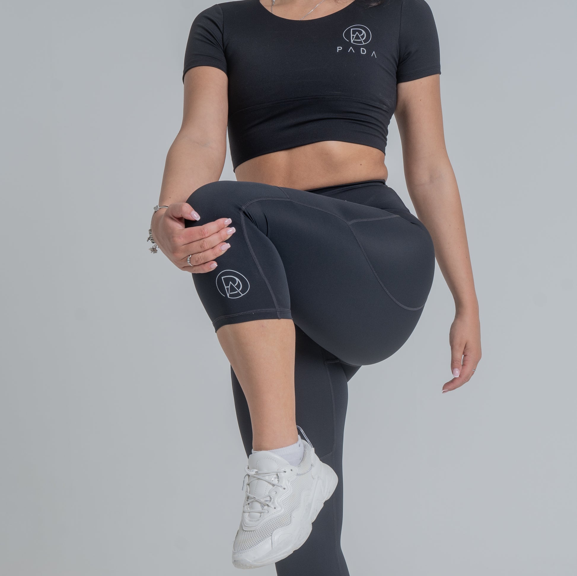 PADA Cropped Knee-Padded Leggings in Navy/Black Pada