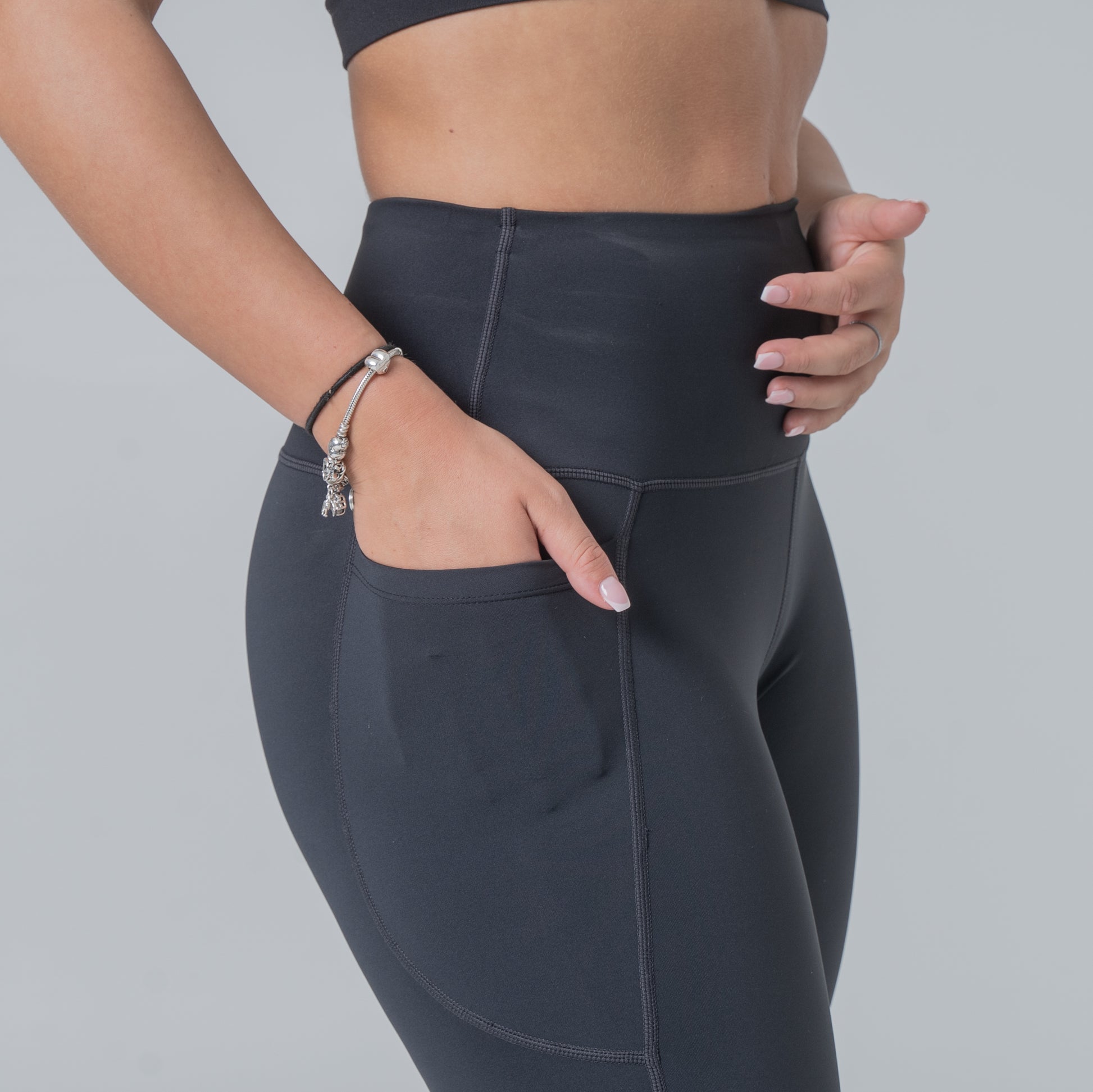 PADA Cropped Knee-Padded Leggings in Navy/Black Pada