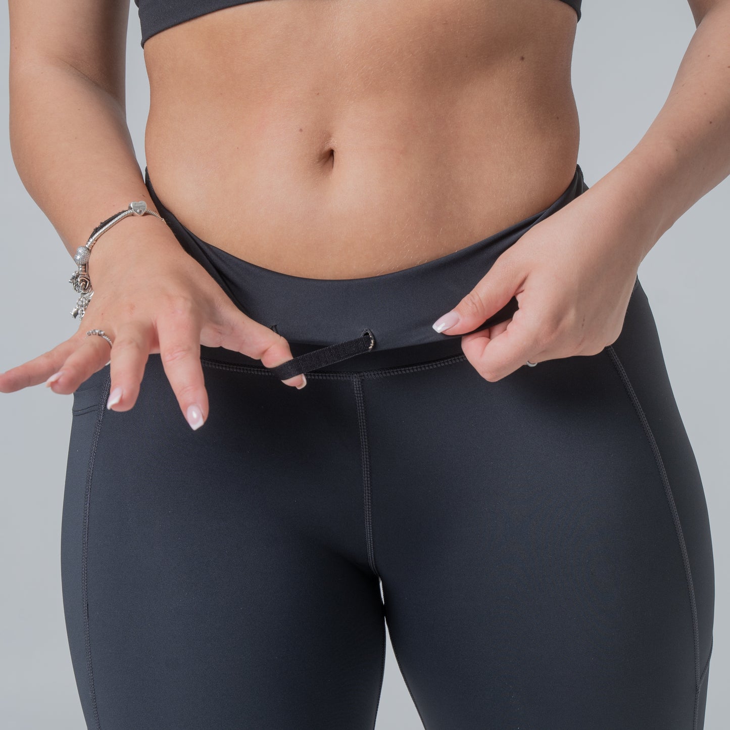 PADA Cropped Knee-Padded Leggings in Navy/Black Pada