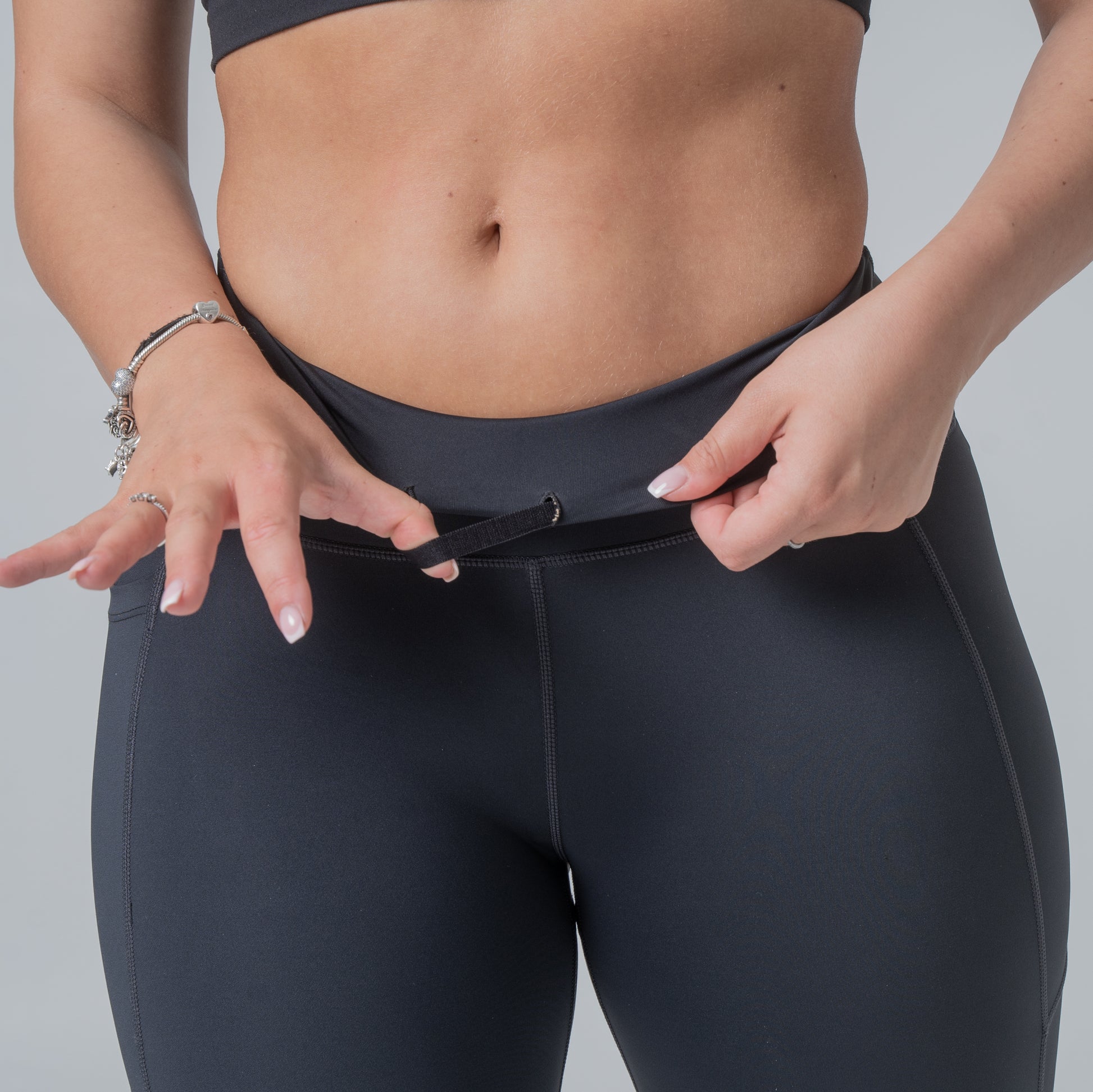 PADA Cropped Knee-Padded Leggings in Navy/Black Pada