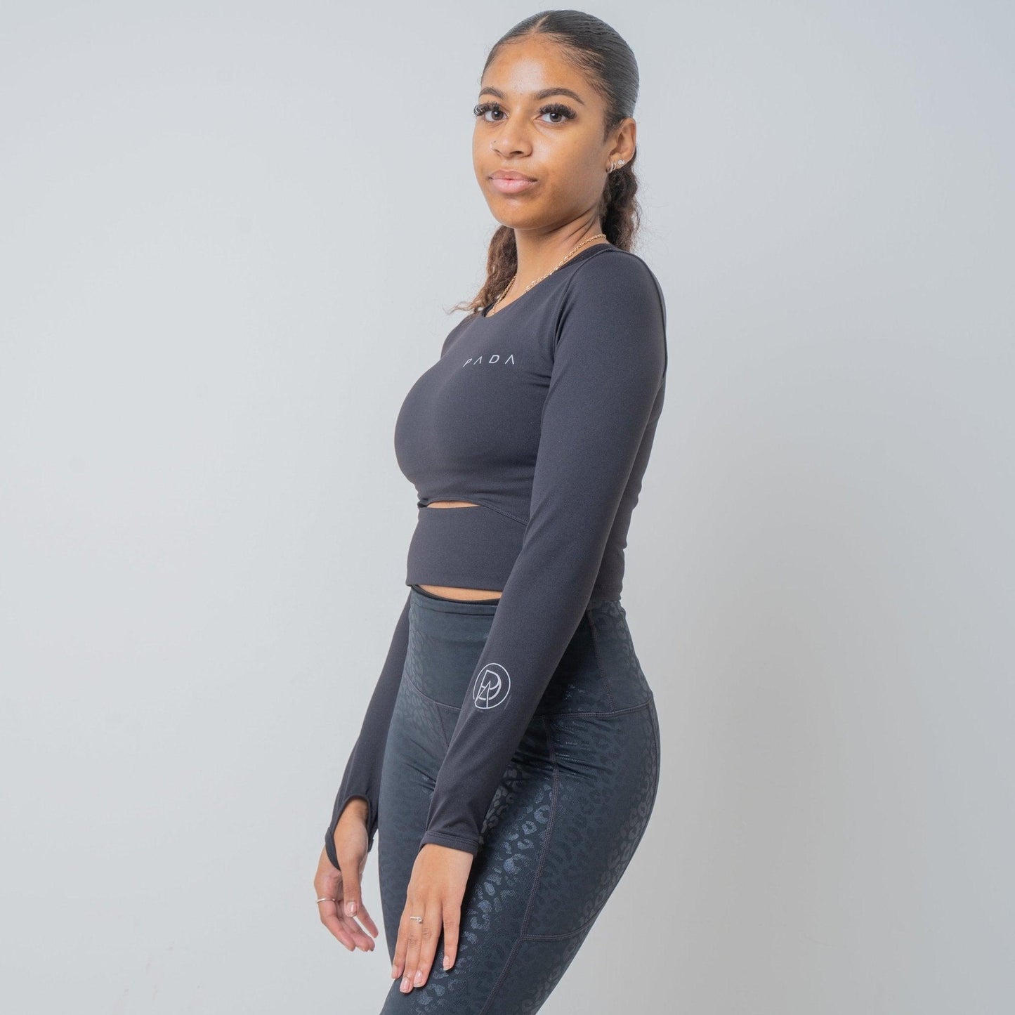 Black Long Sleeved Crop Top Pada