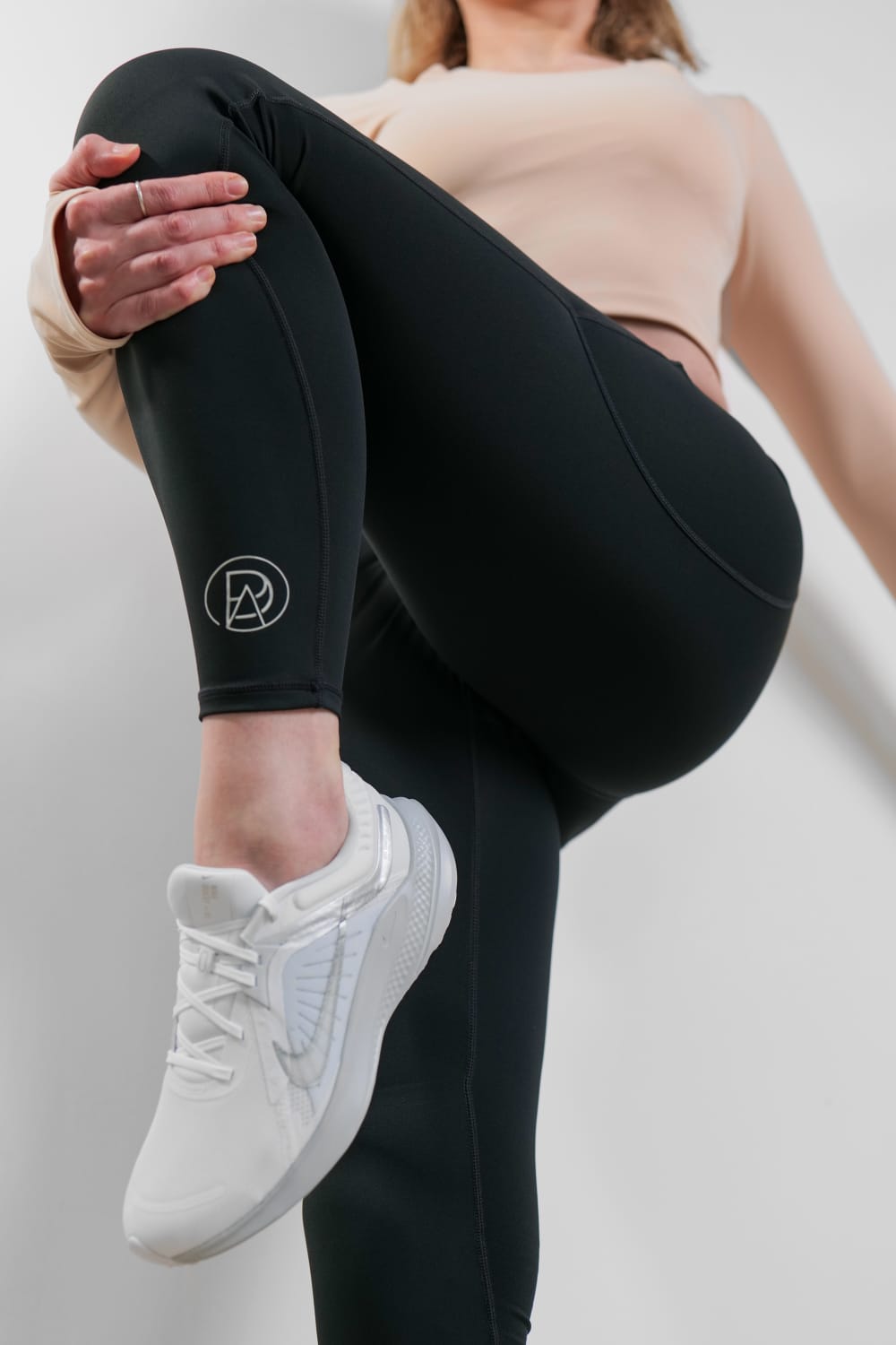 Leggings with kneepads and feet